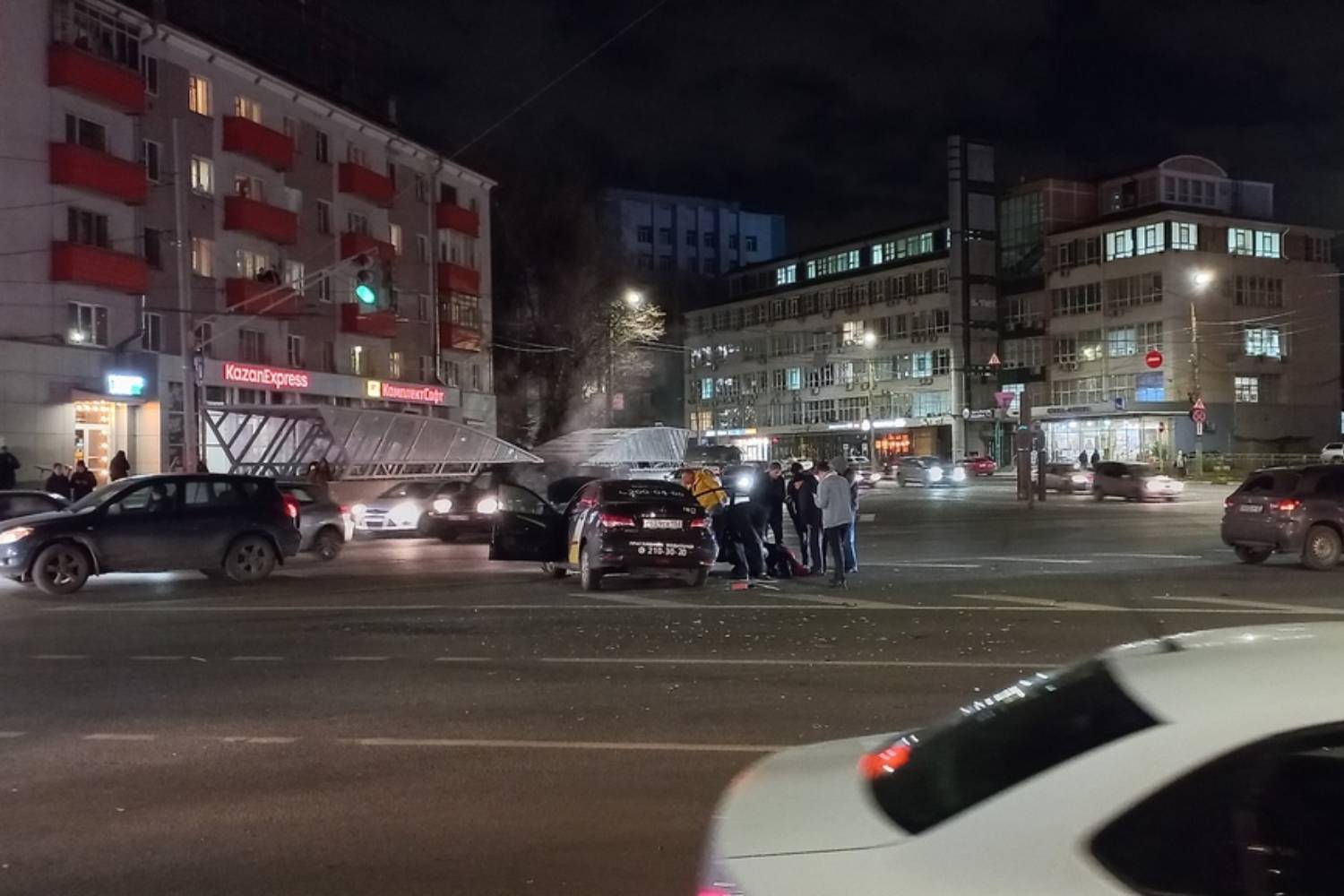 Такси и маршрутка столкнулись на площади Лядова в Нижнем Новгороде 20  октября - KP.RU