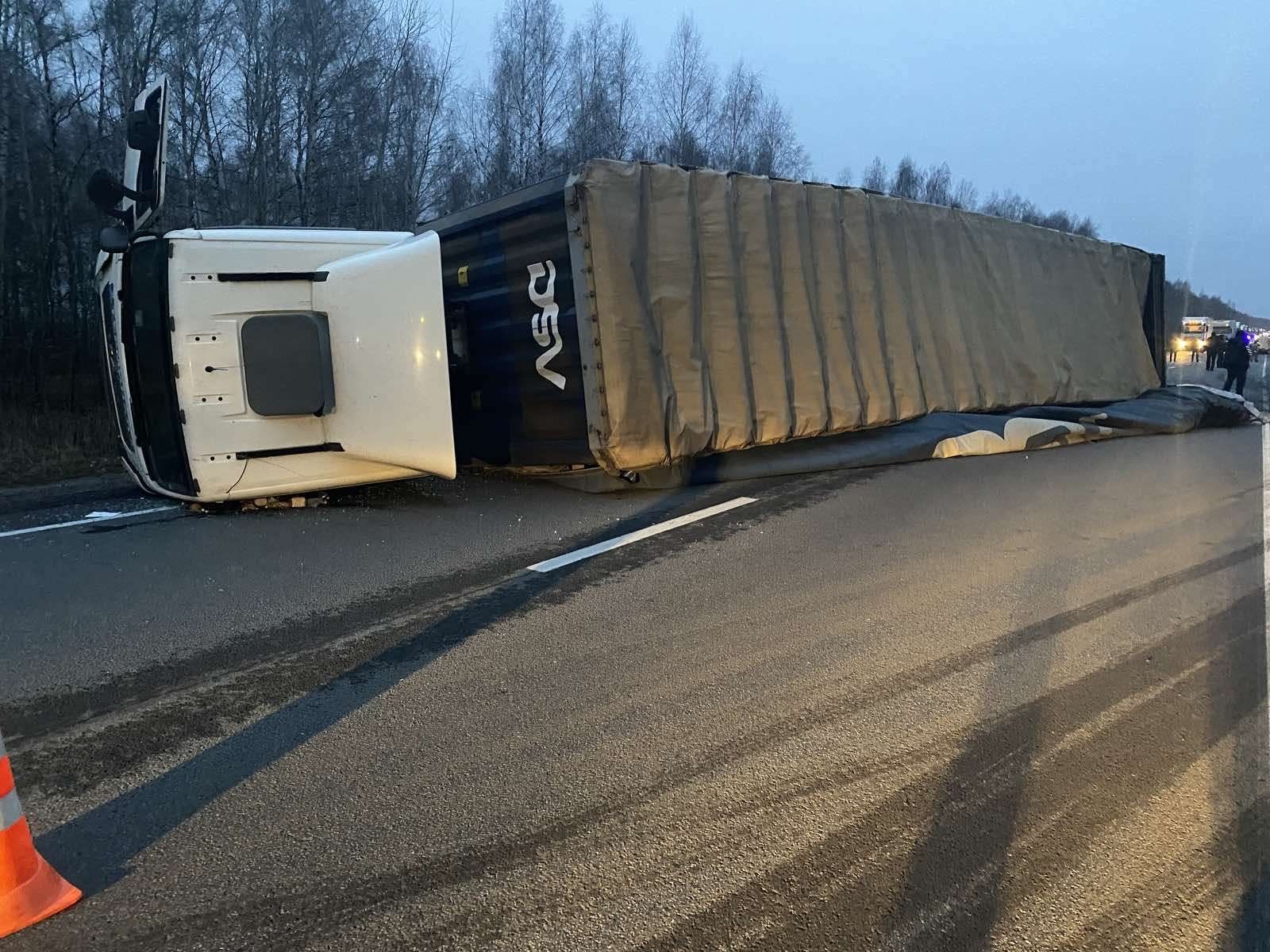 Смертельное ДТП с двумя фурами и легковушкой случилось в Нижегородской  области 5 ноября - KP.RU